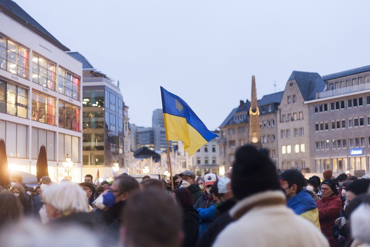 personas-manifestandose-en-ucrania